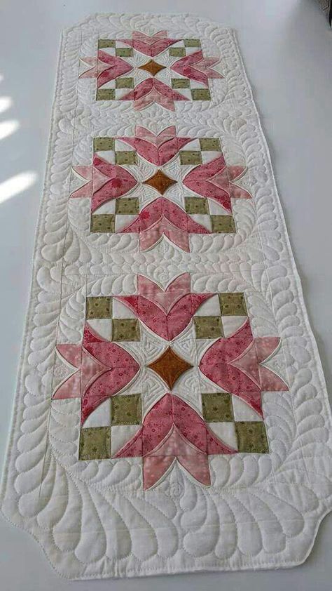 Patterns Quilt & Sewing for Beginners | I haven't ventured into a table runner for a long time, I couldn't remember how a piece like that satisfied me in the kitchen, I'm very happy with the... | Facebook Spring Quilts Ideas, Quilted Sewing Projects, Quilted Placemat Patterns, Applique Table Runner, Colchas Quilting, Quilted Table Runners Christmas, Flower Quilt Patterns, Table Topper Patterns, Spring Table Runner