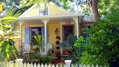 I was showing a guest house to a potential buyer last weekend. I told the gent that people that stay in guest houses sit on the front porc... Florida Beach Cottage, Conch House, Case Creole, Key West Cottage, Key West House, Cottage Front Doors, Florida Cottage, Little Cottages, Beach House Exterior