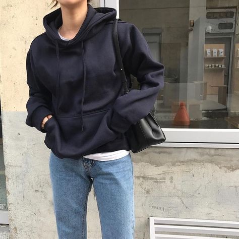 casual fall outfit black hoodie jeans Black Hoodie Outfit, Hoodie Outfit, Mode Inspo, 가을 패션, Jeans Boyfriend, Mode Inspiration, Jean Outfits, Look Fashion, Minimalist Fashion