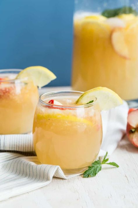 Kids Party Drinks, Pineapple Mango Smoothie, Mango Punch, Pineapple Lemonade Recipe, Sparkling Strawberry Lemonade, Healthy Lemonade, Mango Pineapple Smoothie, Homemade Lemonade Recipes, Mango Smoothie Recipes