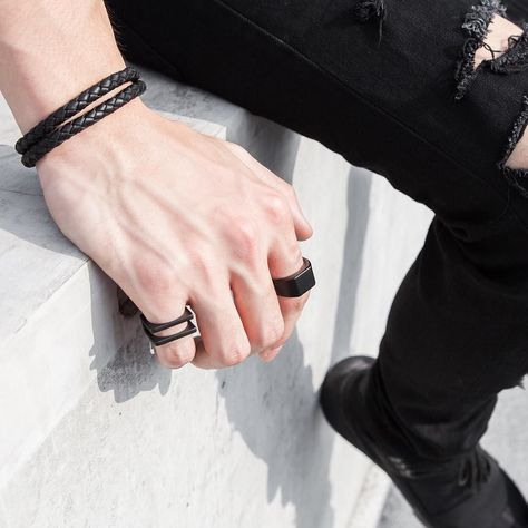 Стильное сочетание от mensfashionpost Hand Veins, How To Wear Rings, Men With Street Style, Mötley Crüe, Braided Leather Bracelet, On The Edge, Braided Leather, Elizabeth Ii, The Edge