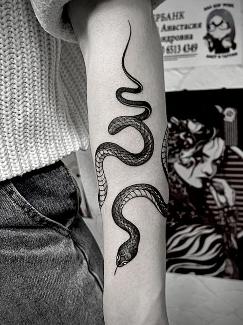 Snake Around Arm Tattoo, Around Arm Tattoo, Cobra Tattoo, Wrap Tattoo, Snake Tattoo Design, Creepy Tattoos, Classy Tattoos, Snake Tattoo, Simplistic Tattoos