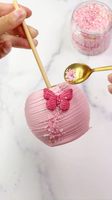 sugarbight on Instagram: My caramel apple class launches this weekend and yes we will learn how to dip them in chocolate 🙌🏻🍏🍫! I’m nervous but excited to get… Valentine Caramel Apples, Easter Caramel Apples, Caramel Dipped Apples, Pink Candy Apples, Caramel Fruit, Caramel Apple Gifts, Pink Party Foods, Chocolate Dipped Apples, Gourmet Candy Apples