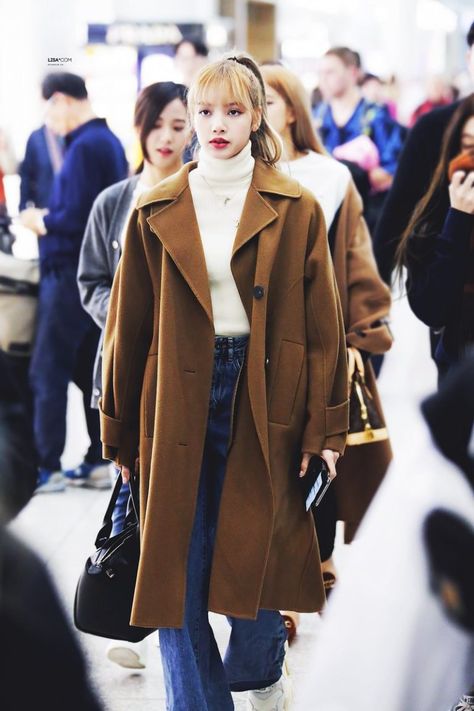 Queen Of Style: BLACKPINK’s Lisa’s Off-Duty Outfits To Inspire Your Wardrobe | Soompi Long Brown Coat, Blackpink Outfit, Airport Fashion Kpop, Korean Airport Fashion, Blackpink Outfits, Off Duty Outfits, Booties Outfit, Kpop Fashion Outfits, Inspired Outfits