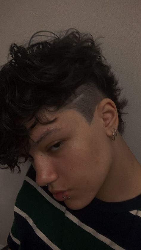 Transmasc Undercut, Short Mullet Curly Hair, Mullet Curly Hair Men, Short Curly Hair Mullet, Mullet Curly Hair, Curly Hair Undercut, Curlers For Short Hair, Lesbian Hair, Queer Hair