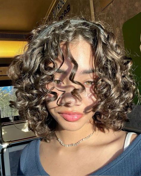 Haircut Curly Hair Girl, Short Curly Hair Girl, Short Wavy Curly Hair, Curly Short Hairstyles, Short Curly Hair Styles, Hair Ideas Short, Bob Haircut Curly, Hair Styles For Women, Hair Girls