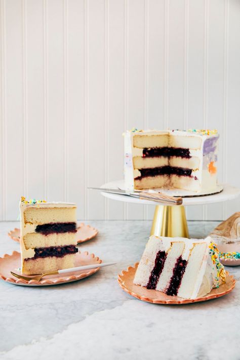 blackberry almond layer cake Almond Layer Cake, White Almond Cakes, Birthday Pies, Almond Cake Recipe, Layer Cake Recipes, Zucchini Cake, Salty Cake, Almond Cake, Best Cake Recipes