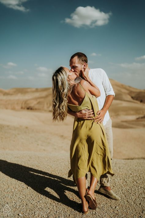 Marrakech engagement photo shoot in the Agafay Desert of Morocco with a couple kissing. By wedding photographer Audrey Morisson Dubai Picture Ideas Men, Married Couple Photos, A Couple Kissing, Plant Vibes, Desert Photoshoot Ideas, Fall Photo Shoot Outfits, Desert Photoshoot, Dubai Outfits, Destination Travel