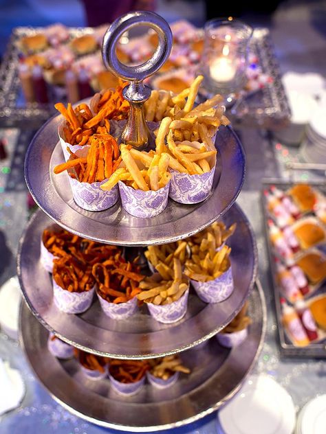 Late-night snack bar for a wedding reception food station French Fry Station Wedding, Wedding French Fry Bar, French Fry Bar Wedding, Reception Food Station, Wedding Reception Food Stations, Vegan Wedding Food, Rhonda Vincent, Buffet Wedding Reception, Wedding Food Stations