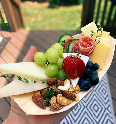 Charcuterie Boat Ideas, Bamboo Boats Food Parties, Grazing Food, Mini Snacks, Wedding Buffet Food, Cheese Design, Wedding Platters, Healthy Protein Snacks, Catering Ideas Food