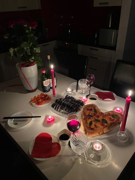 Birthday Dinner For Girlfriend, Bed Surprises For Him, At Home Dates Aesthetic, Surprise Dinner For Boyfriend, Date At Home Aesthetic, At Home Anniversary Dinner, Romantic Dinner For Him, At Home Anniversary Ideas, Romantic Dinner Date At Home