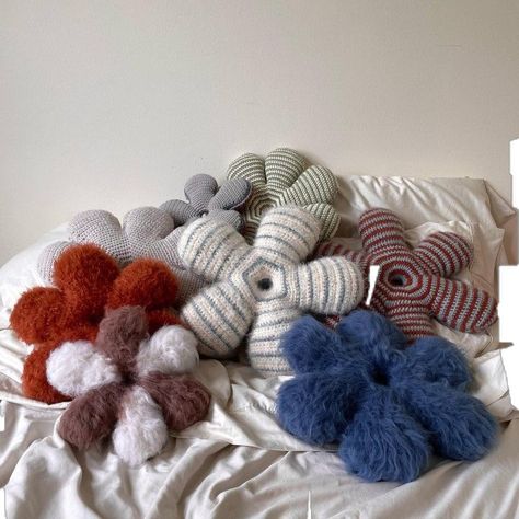 Knitted Home Decor, Practical Crochet Projects, Things To Knit, Knit Home Decor, Knit Decor, Crochet Design Pattern, Yarn Projects, Crochet Home, Knitting Inspiration