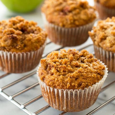 Tender apple crumb muffins with caramelized cinnamon apples and a crunchy crumbly brown sugar crumb topping. Recipe includes nutritional information. From BakingMischief.com Apple Crumb Muffins, Apple Cinnamon Muffins Recipe, Ayam Teriyaki, Apple Cinnamon Recipes, Gluten Free Apple, Crumb Muffins, Cinnamon Breakfast, Small Batch Baking, Apple Crumb