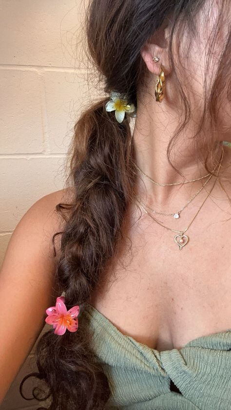 #hair #flowers #braids #hairstyle Flower Braided Hair, Hairstyles With Mini Flower Clips, Mini Flower Hair Clips Hairstyles, Mini Flower Claw Clip Hairstyles, Mini Flower Clips Hairstyles, Flower Clip Hairstyles, Mini Flower Hair Clips, Mini Flower Clips, Flower Braid Hair