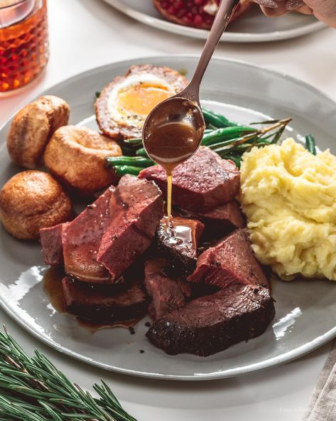 Simple Classic English Roast Recipe | www.iamafoodblog.com English Roast, Roast Dinner Recipes, Roast Beef Recipe, Hp Sauce, Roast Beef Recipes, Eat Beef, Lunch Recipe, Yorkshire Pudding, Roast Recipe