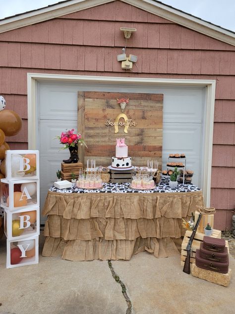 Cowgirl Snack Table, Cowboy Or Cowgirl Gender Reveal Decorations, Western Dessert Table Ideas, Cowgirl Table Decorations, Diy Cowgirl Party Decorations, Baby Shower Ideas Western Theme, Western Gender Reveal Decorations, Country Baby Shower Ideas Girl, Cowgirl Baby Shower Decorations