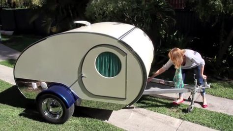 Vous aimez le camping mais pas le fait de dormir dans une tente ? Pourquoi pas vous tourner vers ce mini camping-car ? Enfin, pas si mini que ça... Teardrop Camper Trailer, Teardrop Campers, Travel Camper, Tiny Trailers, Tiny Camper, Small Campers, Mini Camper, Retro Campers, Teardrop Camper