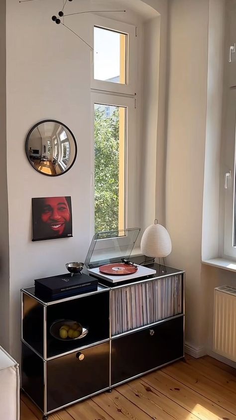 Modern Masculine Apartment, Apartment Space Ideas, Street Style Apartment Decor, Piano In Apartment, Small Studio Decor, Mens Interior Design, Electric Decor, Record Player Decor, Steampunk Interior Design