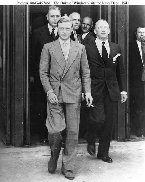 Duke of Windsor - short mens suit WHAT???? he was NOT short, stout, but hey i'll give ya the stylish part! Men Socks Suit, Prince Of Wales Suit, Stocky Men, Duke Of Windsor, Pitti Uomo Street Style, Wallis Simpson, Edward Viii, King Edward, Modern English