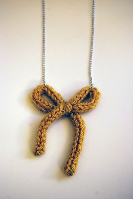 Knit Bow by YesJess Knits, via Flickr Knitting Easy, Knit Bow, Spool Knitting, Loom Craft, Knitted Necklace, Knitted Wire, French Knitting, Knit Jewelry, Diy Collier