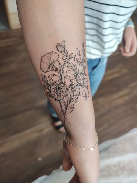 Floral Birth Flower Tattoo, Birth Month Flower Tattoos Sleeve, Aster Flower Tattoo Sleeve, Birth Flower Tattoos Sleeve, Birth Month Flower Tattoos Forearm, Summer Flowers Tattoo, Flower Bouquet Tattoo Placement Ideas, Flat Lay Birth Flower Tattoo, Family Flower Bouquet Tattoo Placement