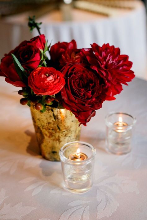 Gold, black and red classic wedding in Austin, Texas at The Driskill Hotel | Jenny DeMarco - Austin Wedding and Engagement Photographer #austinwedding #austinweddingphotographer #thedriskillhotel #blacktiewedding Red Floral Centerpieces For Party, Red And Gold Floral Arrangements, Red And Gold Flower Arrangements, Red And Gold Centerpieces, Red Wedding Table Decor, Red Flower Centerpieces, Candlelight Wedding Reception, Cocktail Table Centerpieces, Candlelight Wedding