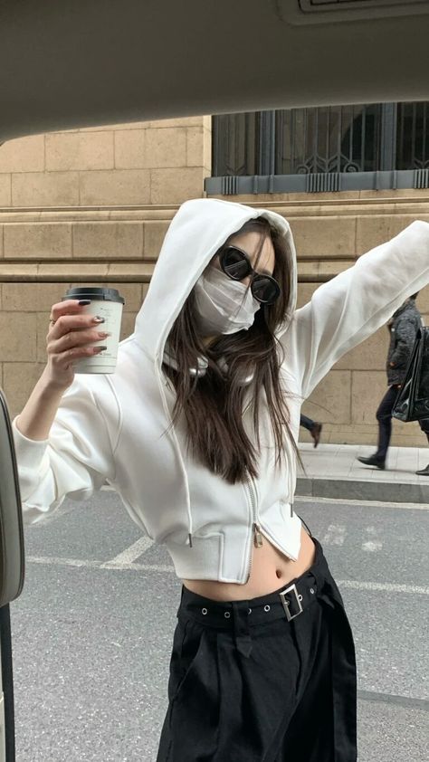 Hoodie Korean Outfit, How To Choose Sunglasses, Aesthetic Couple, Trendy Dress Outfits, Ulzzang Fashion, Essential Items, Kpop Fashion Outfits, 가을 패션, Sunglasses For Women