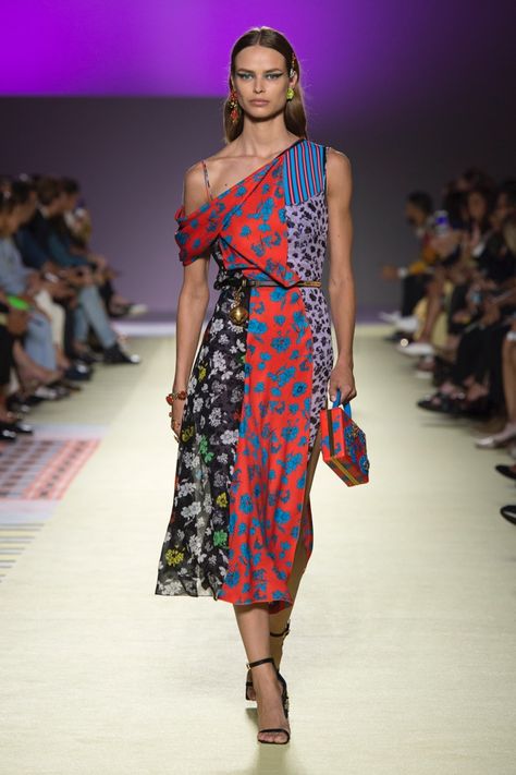 Bold Prints Outfit, Paisley Fashion, Black Ball Gown, Versace Fashion, Traditional Fashion, Milan Fashion Weeks, Moda Vintage, Lady Dior, Trending Dresses