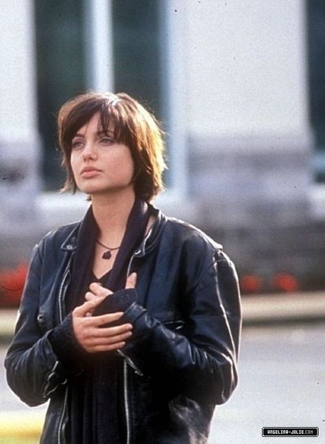 Foxfire Movie, Angelina Jolie Short Hair, Angelina Jolie Young, Angelina Jolie 90s, روتين العناية بالبشرة, What’s Going On, Angelina Jolie, Hair Inspo, Hair Inspiration