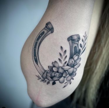 Horse Shoe With Flowers Tattoo, Horseshoe Flower Tattoo, Fine Line Horseshoe Tattoo, Horseshoes Tattoo, Horse Shoe Tattoo Design, Horseshoe Tattoo With Flowers, Lucky Horseshoe Tattoo, Tattoo Shin, Shoe Tattoo