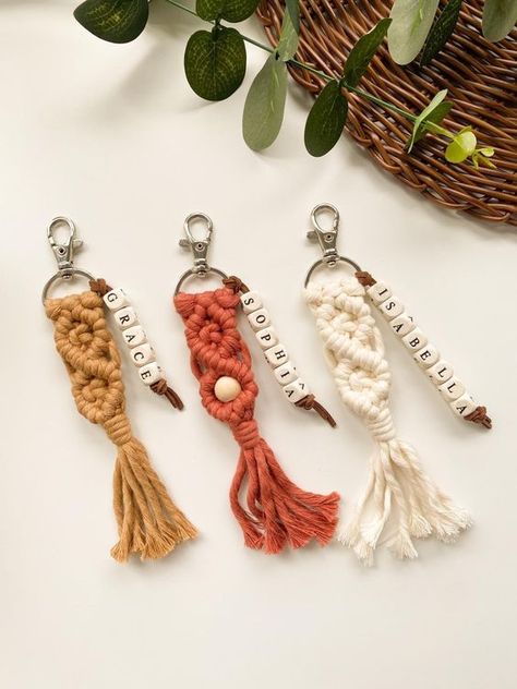 How to make Macrame Diamond Pattern Keychain // PDF tutorial + Video Tutorial Boho Macrame Keychain Diy, Macrame Magnet Ideas, Macrame Key Chains Tutorials Easy, Macrame Keychain Diy Easy, Macrame Lanyard Diy, Macrame Keychain Diy Tutorials, Macrame Diamond Pattern, Beaded Keychain Diy, Macrame Keychain Diy