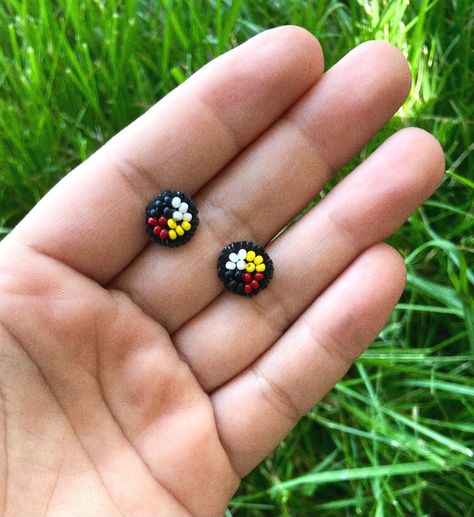 Beaded Medicine Wheel, Medicine Wheel Beaded Earrings, Métis Beading, Caribou Tufting, Indigenous Crafts, Beadwork Ideas, Beautiful Beaded Earring, Beaded Things, Beaded Earrings Native