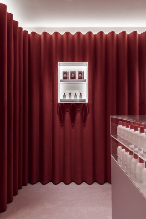 Glossier Pop Up, Commercial Interior Architecture, Store Interiors, Retail Interior, Brick And Mortar, Red Interiors, Shop Interior, Retail Display, Commercial Interiors