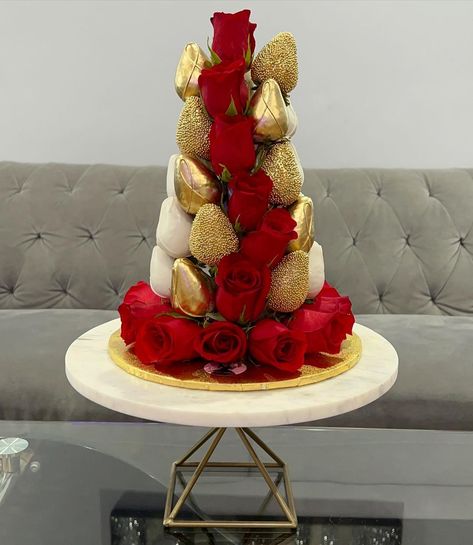 Silvi Sargsyan 🇦🇲🇺🇸 on Instagram: “Valentine’s Strawberry tower ♥️♥️ #strawberrytower #strawberrytowers #strawberrybouquet #strawberriesandroses #macarontower #macarontowers…” Valentine Strawberries, Strawberry Tower, Macaron Tower, Dipped Strawberries, Strawberry Dip, Valentines Flowers, Covered Strawberries, Chocolate Covered Strawberries, Chocolate Covered