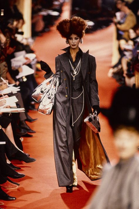 Andreas Kronthaler for Vivienne Westwood Fall 1993 Ready-to-Wear Fashion Show - Christy Turlington Burns Vivienne Westwood Fall 1993, Vivienne Westwood Suit, Vivienne Westwood Designs, Vivienne Westwood Fashion, 90s Runway Fashion, Original Supermodels, Vivienne Westwood Anglomania, Christy Turlington, Vivienne Westwood