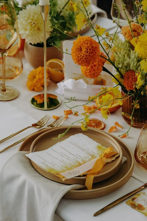 Orange wedding reception table details | Image by Heather Jackson Yellow Table Setting, Modern Tablescape, Yellow Table, Table Setting Decor, Pretty Tables, Table Styling, Orange Wedding, Yellow Wedding, Wedding Table Settings