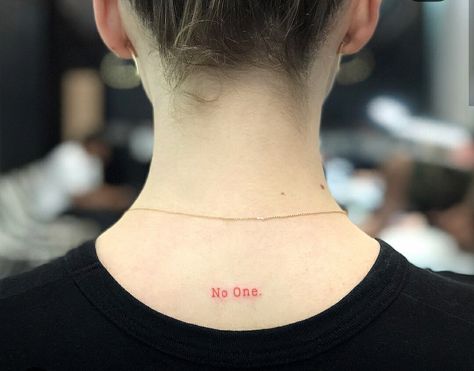 Maisie Williams "no one" tattoo Game of Thrones Tattoos Red Ink, Unique Tattoos Black Women, Inspiring Quote Tattoos, Game Of Thrones Tattoo, Steal Her Style, Back Of Shoulder Tattoo, Red Ink Tattoos, Gaming Tattoo, Red Tattoos