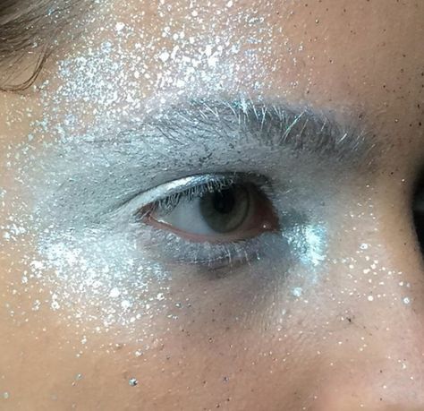 Silver Alien Aesthetic, Robot Costume Aesthetic, Silver Highlighter Makeup, Ice Punk Aesthetic, Space Rave Makeup, Holographic Glitter Makeup, Silver Fairy Costume, Silver Space Makeup, Silver Face Paint