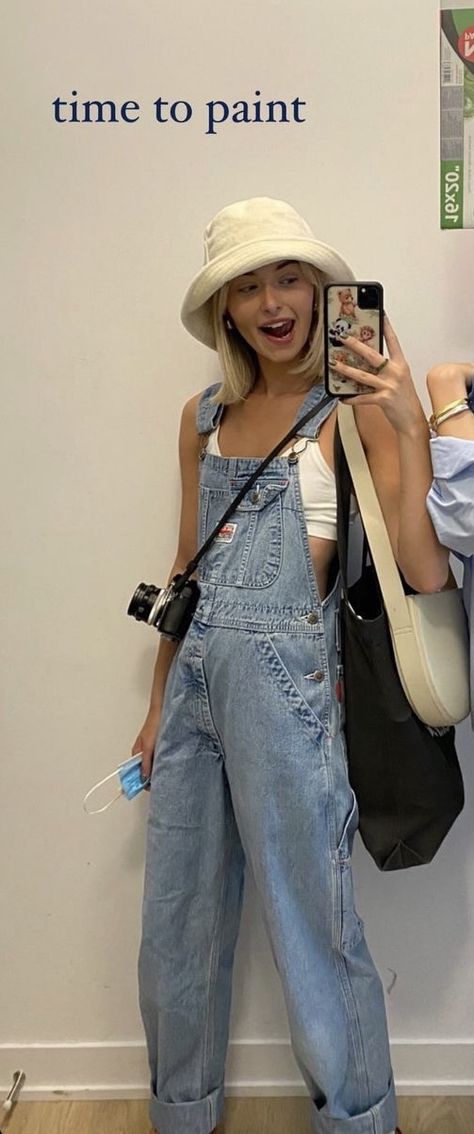 Dungarees Outfit Summer, Jean Overall Outfits Winter, Dungarees Outfit Winter, Overall Outfit Winter, Denim Dungarees Outfit, Jean Overall Outfits, Overalls Outfit Aesthetic, Dungarees Outfit, Dungaree Outfit