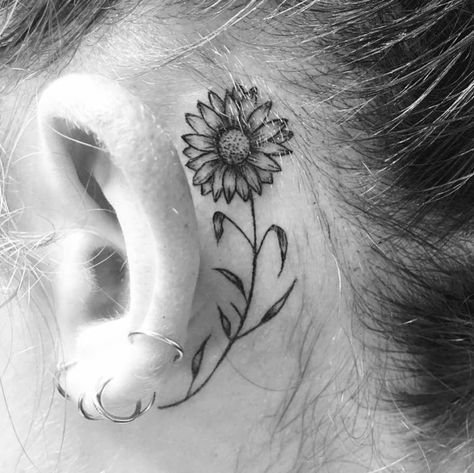 Tattoo Sunflower, Behind The Ear Tattoo, Sunflower Tattoo Sleeve, Sunflower Tattoo Shoulder, Behind Ear Tattoos, Smiley Piercing, Daisy Tattoo, Sunflower Tattoos, Butterfly Tattoos