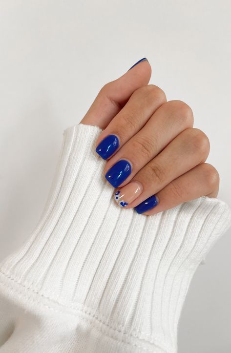 Bright Blue And White Nails, Royal Blue Nails Flowers, Royal Blue Acrylic Nails For Formal, Royal Blue Nails Short Design, Royal Blue Nails With Flowers, Royal Blue Flower Nails, Blue Nail Flower, Royal Blue Dip Nails, Simple Royal Blue Nails