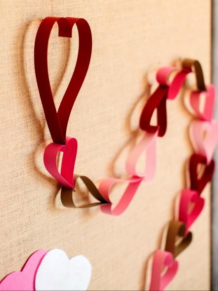 Count down the days until Valentine's Day with a pink and red chain made from paper hearts. Starting February 1st, tear off a heart each day until the 14th. Get the step-by-step instructions on DIYNetwork.com. Diy Paper Chain, Diy Valentine Decorations, Diy Valentine Ideas, Valentines Garland, Valentine Paper Crafts, Easy Decorations, Saint Valentin Diy, Valentines Bricolage, Valentines Day Diy