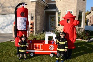 Fight Fire Family Halloween Costumes Diy Fire Hydrant Costume, Fireman Costume, Halloween Costumes Diy Couples, Firefighter Family, Firefighter Costume, Halloween Tutorial, Disney Halloween Costumes, College Halloween, Scary Halloween Costumes