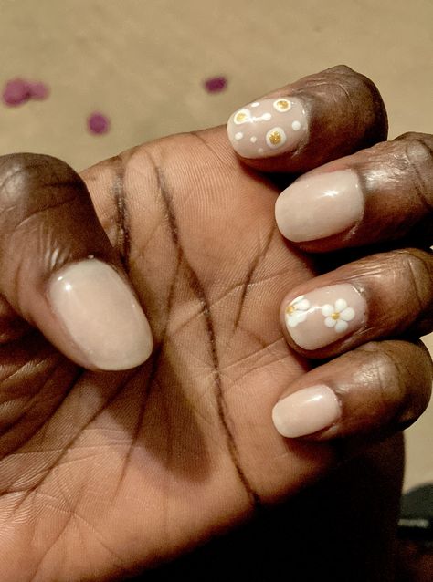 Minimalist nails , everyday, bridal nails, simple, natural style, gel dip manicure, nail art, white and gold. Nail Art White And Gold, Nails Simple Natural, Bridal Nails Simple, Nail Art White, Dip Manicure, Manicure Nail Art, Nails Simple, Bridal Nails, Minimalist Nails