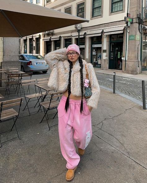 Pink Pants Outfit, Comfy Streetwear, Fits Streetwear, Pink Streetwear, Streetwear Winter, Pink Bear, Outfit Streetwear, 1m Followers, March 3