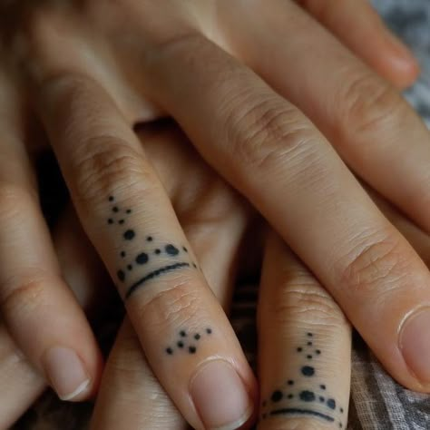 Arne ❉ handpoke on Instagram: "Healed finger ornaments ✨ #handpoke" Swirl Finger Tattoo, Small Fingers Tattoo, Healed Finger Tattoo, In Between Finger Tattoo, Ornamental Finger Tattoo, Healed Finger Tattoos, Finger Ornaments, Simple Hand Tattoos, Small Finger Tattoos