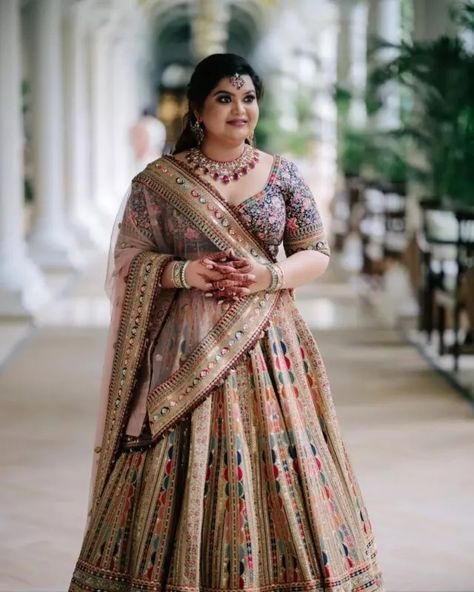 Plus-Size Bride Wore A Unique-Coloured Lehenga From Sabyasachi, Ditched The 'Dupatta' On Head Dupatta On Head, Golden Lehenga, Plus Size Lehenga, Sabyasachi Mukherjee, Plus Size Brides, Work Necklaces, Plus Size Bride, Desktop Background, Minimal Jewelry