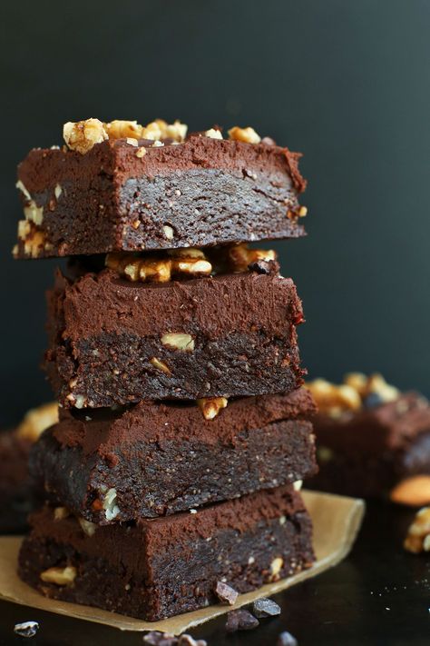 20-minute Raw Vegan Brownies that are insanely moist and rich! Topped with a Coconut Oil Vegan Chocolate Ganache Frosting! #vegan #glutenfree #minimalistbaker Vegan Brownie Recipe, Taco Tortilla, Pumpkin Roll Recipe Easy, Raw Vegan Brownies, Vegan Chocolate Ganache, Pumpkin Rolls Recipe, Cookie Dough Cake, Vegan Brownies, Starbucks Pumpkin