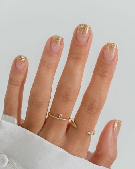 Golden Nails Designs, Simple Elegant Nails, Taylor Swift Nails, Star Nail Designs, Hoco Nails, Golden Nails, Gold Nail Designs, Graduation Nails, Short Gel Nails