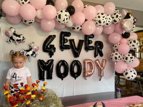 4ever Moody, Barn Birthday Party, Rodeo Birthday Parties, Cow Birthday Parties, 2nd Birthday Party For Girl, Farm Themed Birthday Party, Daisy Party, Baby Birthday Themes, Rodeo Birthday